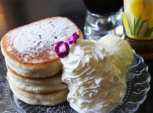 あこがれの3段重ねのパンケーキ 9月イチウマパンケーキ特集 Cafe 坂の下 カフェ 喫茶店 鎌倉市 湘南ナビ あこがれの3段重ねのパンケーキ 9月イチウマパンケーキ特集 Cafe 坂の下 カフェ 喫茶店 鎌倉市 湘南ナビ