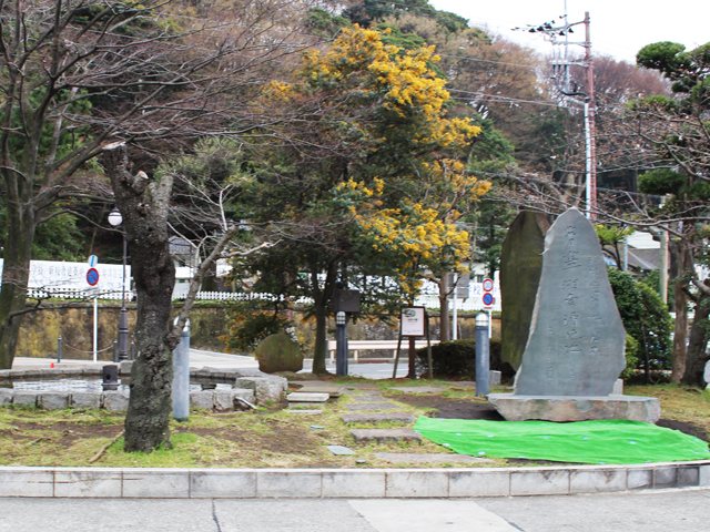 湘南発祥の石碑(駅前)の写真