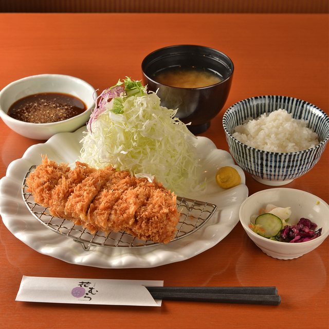 キャベツ・ご飯・味噌汁がおかわり自由！上質ロースのトンカツがこの金額！？ 9月コスパランチ とんかつ専門店